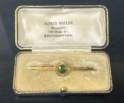 Lot 423 - A George V 15ct gold, green peridot and seed...