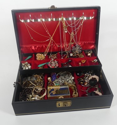 Lot 450 - A collection of costume jewellery to include...