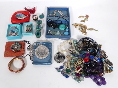 Lot 473 - A collection of costume jewellery to include...