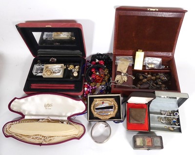 Lot 475 - A collection of jewellery to include  bead...