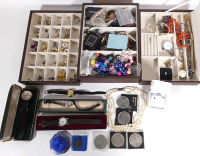 Lot 476 - A collection of jewellery to include a silver...