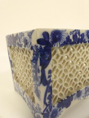 Lot 185 - A box of Chinese and other Oriental items, to...