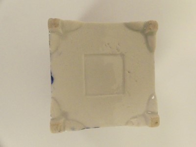 Lot 185 - A box of Chinese and other Oriental items, to...