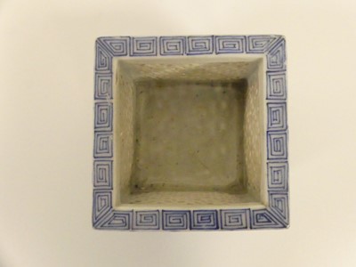 Lot 185 - A box of Chinese and other Oriental items, to...