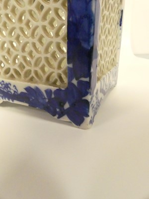 Lot 185 - A box of Chinese and other Oriental items, to...