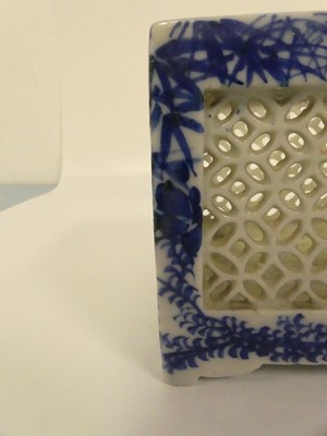 Lot 185 - A box of Chinese and other Oriental items, to...