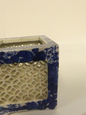 Lot 185 - A box of Chinese and other Oriental items, to...