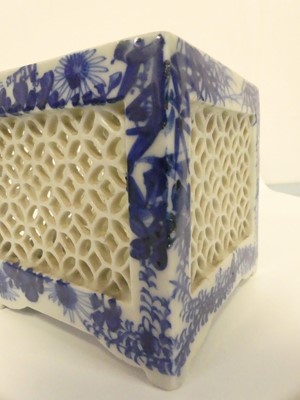 Lot 185 - A box of Chinese and other Oriental items, to...