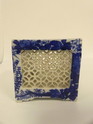 Lot 185 - A box of Chinese and other Oriental items, to...