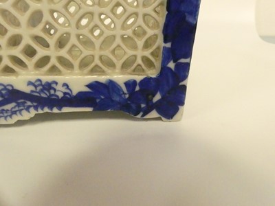 Lot 185 - A box of Chinese and other Oriental items, to...