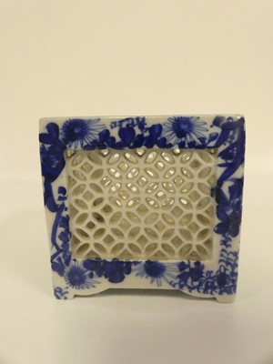 Lot 185 - A box of Chinese and other Oriental items, to...