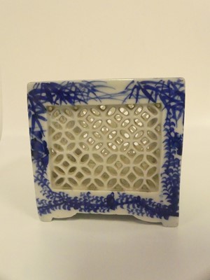 Lot 185 - A box of Chinese and other Oriental items, to...