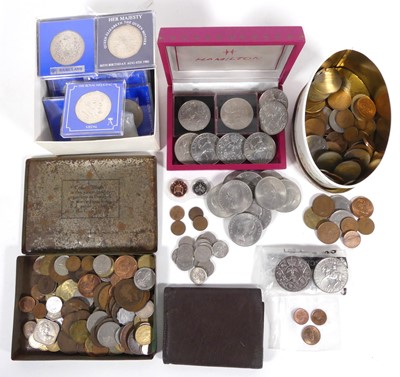 Lot 572 - A box of mixed coins, to include commemorative...