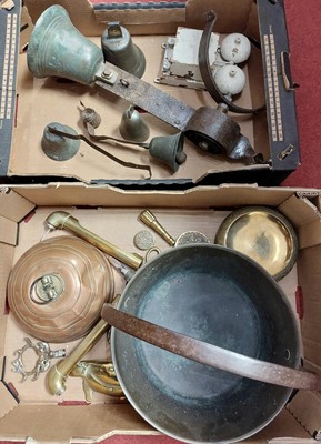 Lot 662 - A collection of metal ware to include a...