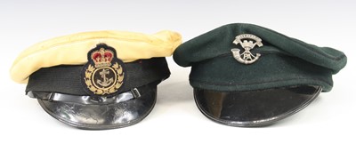 Lot 726 - An Officer's visor cap, in green felt with...