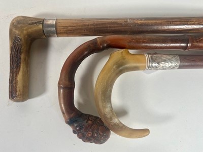 Lot 710 - A Victorian horn handled walking stick having...