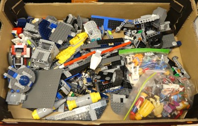 Lot 1410 - One tray of Star Wars and Sci-Fi related Lego...