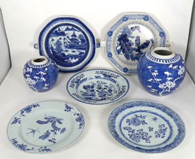 Lot 41 - A collection of Chinese ceramics to include...