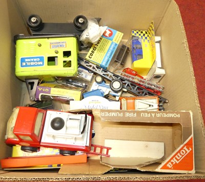 Lot 1546 - A tray of mixed diecast and tinplate vehicles...