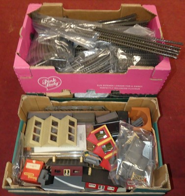 Lot 1552 - Three boxes of 00 gauge lineside accessories...