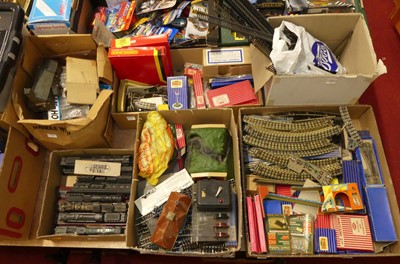 Lot 1569 - Six boxes of 00 gauge lineside accessories,...