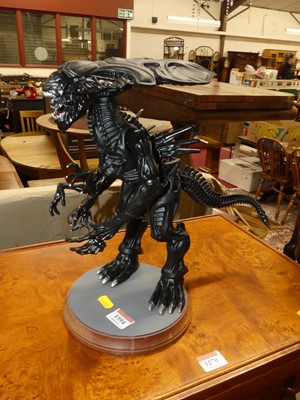 Lot 1594 - An Alien vs Predator Alien standing figurine...