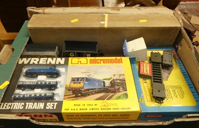 Lot 1626 - A collection of mixed scale railway related...