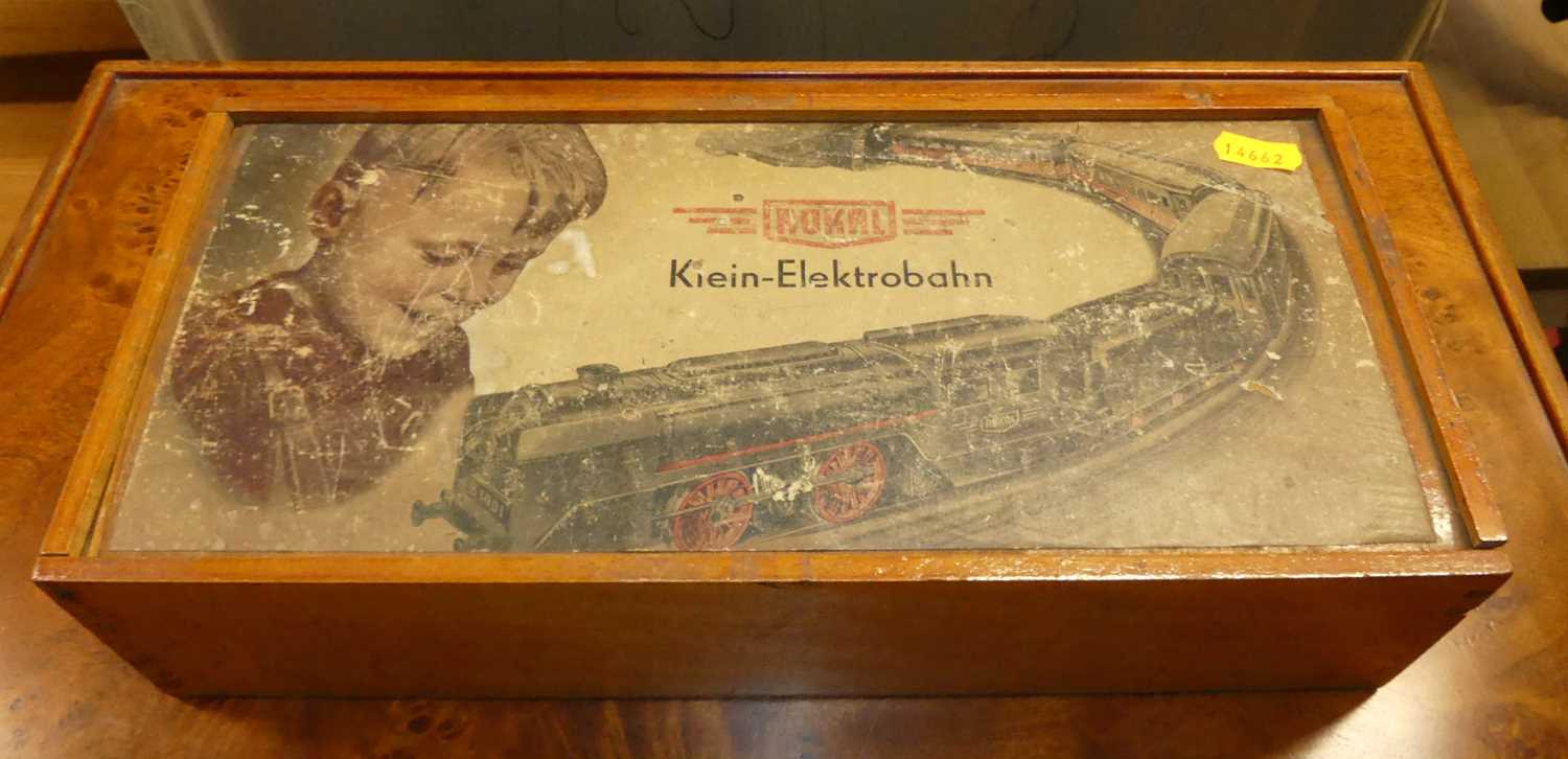 Lot 1633 - A Rokal German Outline train set, in original...