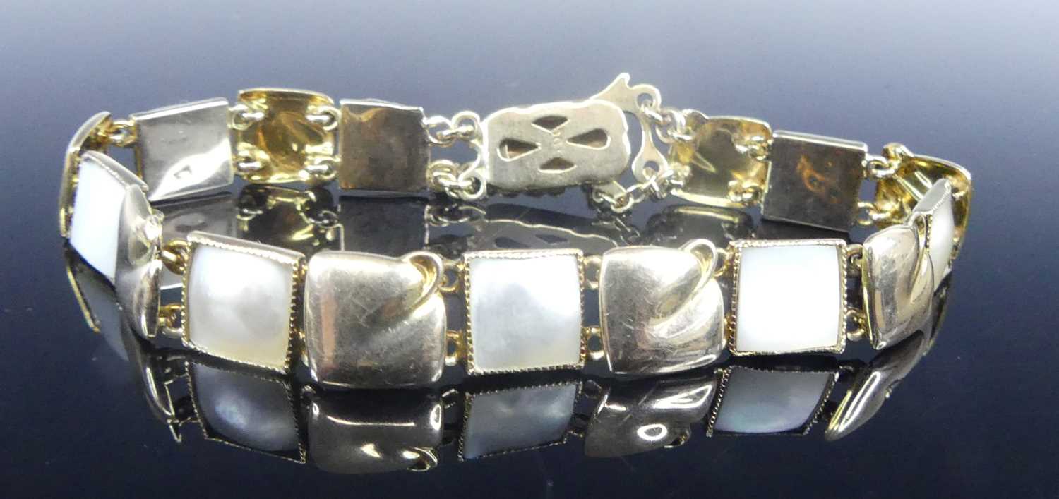 Lot 2578 - A yellow metal alternating square and mother...