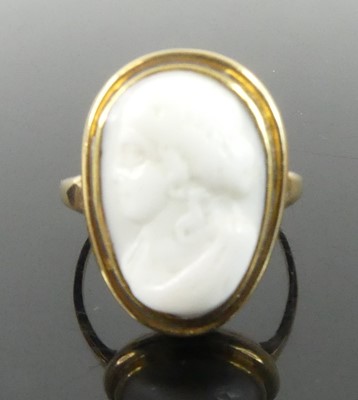 Lot A Georgian yellow metal shell cameo ring,...