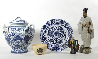 Lot 24 - A collection of ceramics, to include a Chinese...