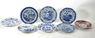 Lot 40 - A collection of Oriental ceramics, to include...