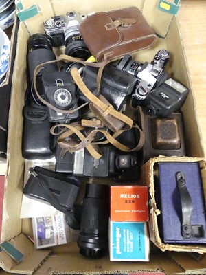 Lot 48 - A collection of vintage cameras and related...