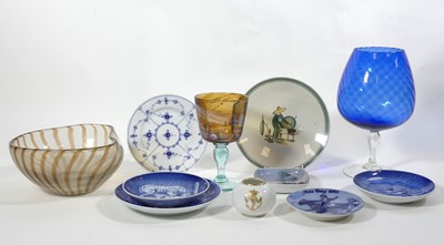 Lot 51 - A collection of glassware and ceramics, to...