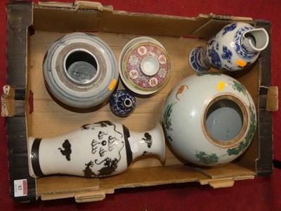 Lot 83 - A collection of Chinese ceramics to include a...