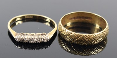 Lot 318 - An 18ct carved gold wedding band, size N/O;...