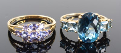 Lot 332 - A modern 9ct gold tanzanite and diamond point...