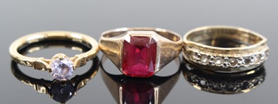 Lot 341 - A 9ct gold heat-treated ruby set signet ring,...