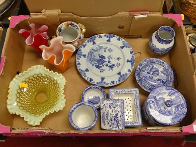 Lot 623 - A collection of ceramics and glassware to...