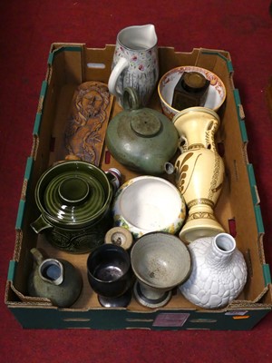 Lot 647 - A collection of ceramics to include studio...