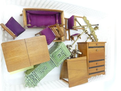 Lot 500 - A collection of assorted dolls house...