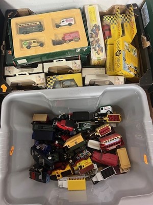 Lot 654 - A collection of diecast model vehicles, to...