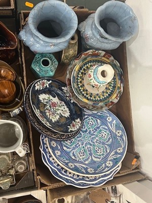 Lot 665 - A collection of Oriental ceramics, to include...
