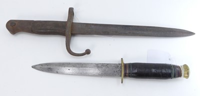 Lot 532 - A WWII fighting knife having a 6.5cm double...