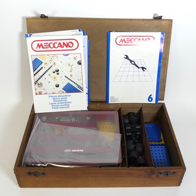 Lot 609 - A collection of Meccano in stained wooden box