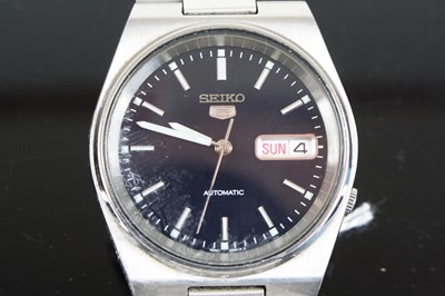 Lot 363 - A gent's Seiko steel cased automatic...