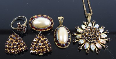 Lot 374 - Assorted costume jewellery, to include a...