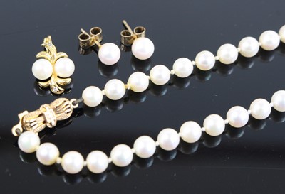 Lot 393 - A cultured pearl knotted single-string...