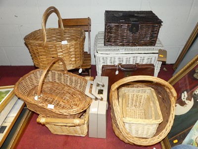 Lot 1086 - A collection of wicker baskets, two hampers,...