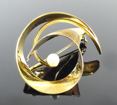 Lot 2542 - A 14ct yellow gold modern scrollwork brooch,...